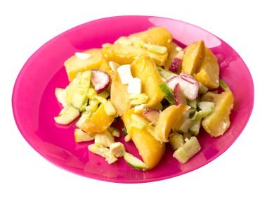 Beyaz arka planda izole bir plaka üzerinde sebze ile patates takozlar. rustik gıda. sebze üst görünümü ile patates.