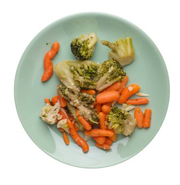 bir tabakta provencal sebzeler.beyaz arka planda izole edilmiş bir tabakta ızgara sebzeler.brokoli ve havuç bir tabak üst görünümünde.sağlıklı gıda