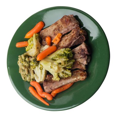 brokoli lahana, havuç ve sarımsak ile ızgara domuz kaburga bir tabakta. beyaz bir arka plan üzerinde sebze ile kızarmış kaburga. doyurucu rustik gıda üst görünümü