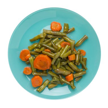 beyaz arka planda izole bir tabaktabak ta sarımsak ve havuç ile yeşil fasulye.havuç üst görünümü ile yeşil fasulye. sağlıklı gıda