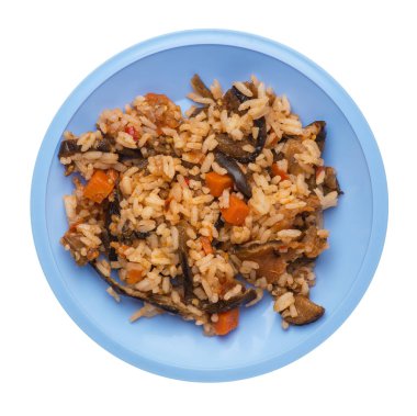 bir tabaktabakdomates ve biber ile kızarmış kabak ile pirinç. beyaz arka plan üzerinde izole sebze ile pirinç. vejetaryen yemek. Asya mutfağı üst görünümü