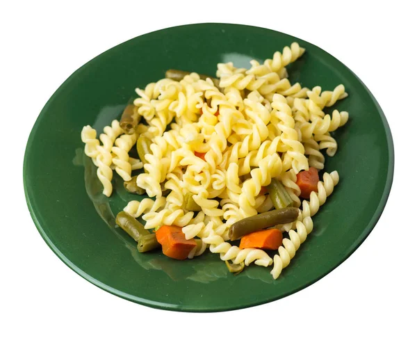 Ζυμαρικά με φασολάκια και καρότα σε ένα πιάτο απομονωμένο σε λευκό φόντο. Μεσογειακή κουζίνα. θέα στην κορυφή των ζυμαρικών. — Φωτογραφία Αρχείου