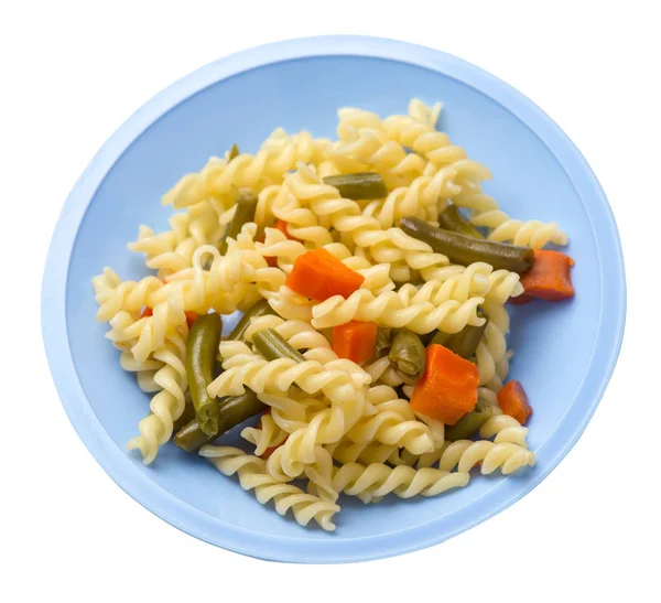Ζυμαρικά με φασολάκια και καρότα σε ένα πιάτο απομονωμένο σε λευκό φόντο. Μεσογειακή κουζίνα. θέα στην κορυφή των ζυμαρικών. — Φωτογραφία Αρχείου