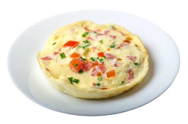 Beyaz arka planda izole bir plaka üzerinde domates ve yeşil soğan ile omlet. omlet üst görünümü. sağlıklı kahvaltı