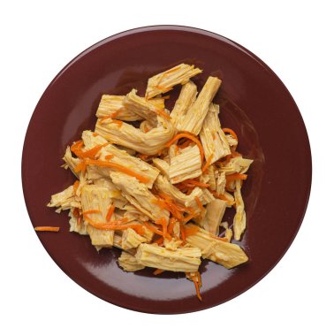 soya kuşkonmaz ve havuç salatası bir tabakta. soya kuşkonmaz beyaz arka plan izole. Asya vejetaryen gıda üst görünümü. 