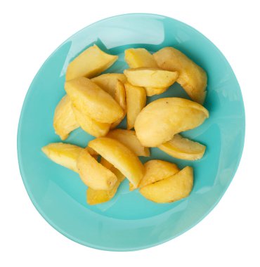 bir plaka üzerinde kızarmış patates takozlar. kızarmış patates sebzeler üzerinde izole