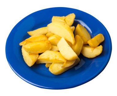 bir plaka üzerinde kızarmış patates takozlar. kızarmış patates sebzeler üzerinde izole