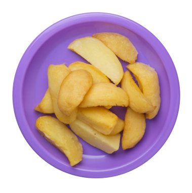 bir plaka üzerinde kızarmış patates takozlar. kızarmış patates sebzeler üzerinde izole