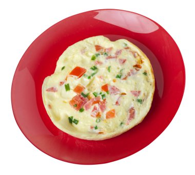 WHI üzerinde izole bir plaka üzerinde domates ve yeşil soğan ile omlet