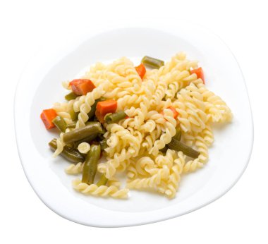 bir plaka üzerinde garlicand havuç ile yeşil fasulye ile makarna izole