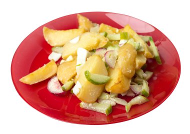 beyaz backg izole bir tabakta sebze ile patates dilimleri