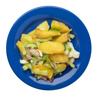 beyaz backg izole bir tabakta sebze ile patates dilimleri