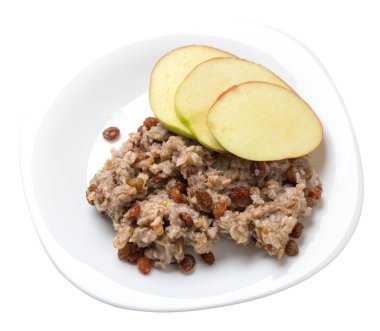 kuru üzüm ve elma ile çavdar gevreği bir tabakta. pullar izole