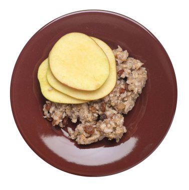 kuru üzüm ve elma ile çavdar gevreği bir tabakta. pullar izole