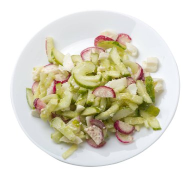 beyaz backg izole bir tabaküzerinde salatalık ve yumurta ile salata