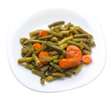 beyaz izole bir tabak üzerinde sarımsak ve havuç ile yeşil fasulye