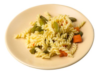 bir plaka üzerinde garlicand havuç ile yeşil fasulye ile makarna izole