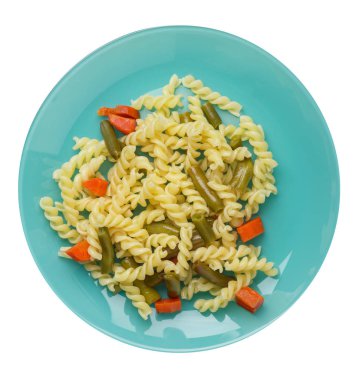 bir plaka üzerinde garlicand havuç ile yeşil fasulye ile makarna izole