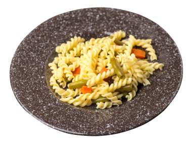 bir plaka üzerinde garlicand havuç ile yeşil fasulye ile makarna izole