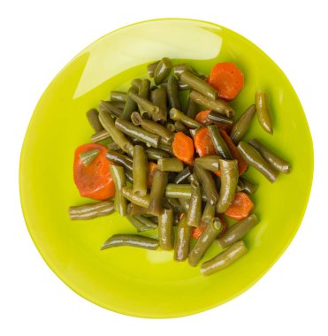 beyaz izole bir tabak üzerinde sarımsak ve havuç ile yeşil fasulye