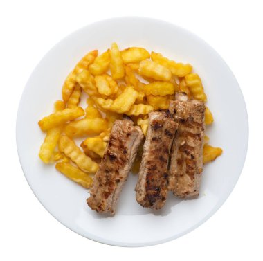 bir tabak üzerinde patates kızartması ile ızgara domuz kaburga. f ile domuz kaburga