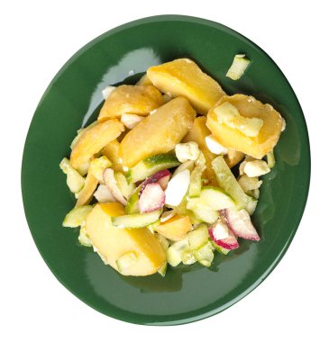 beyaz backg izole bir tabakta sebze ile patates dilimleri