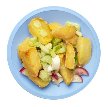 beyaz backg izole bir tabakta sebze ile patates dilimleri