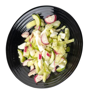 beyaz backg izole bir tabaküzerinde salatalık ve yumurta ile salata