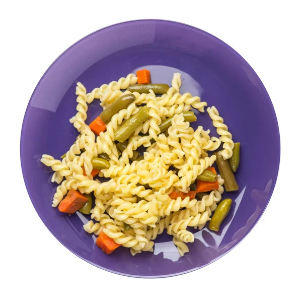 Ζυμαρικά με φασολάκια και καρότα σε απομονωμένο πιάτο — Φωτογραφία Αρχείου
