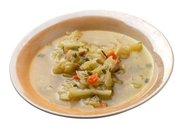 beyaz arka plan üzerinde izole bir tabakta lahana çorbası. Vejetaryen