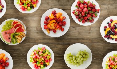 Meyve diyeti. Meyve ahşap arka plan üzerinde bir tabakta. Sağlıklı fo