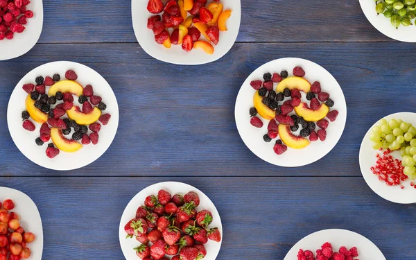 Meyve bir plaka üzerinde. Vejetaryen Gıda ahşap arka plan üzerinde. vegan f — Stok fotoğraf