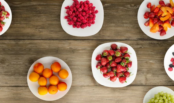 Frutas en un plato. comida vegetariana sobre fondo de madera. veganas f — Foto de Stock