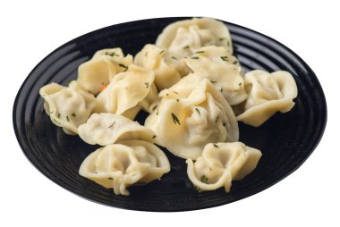 Beyaz arka planda izole bir plaka üzerinde köfte. et Dumpling