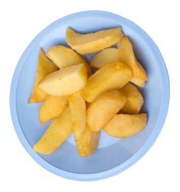 bir plaka üzerinde kızarmış patates takozlar. kızarmış patates sebzeler üzerinde izole