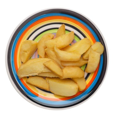 bir plaka üzerinde kızarmış patates takozlar. kızarmış patates sebzeler üzerinde izole