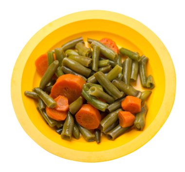 beyaz izole bir tabak üzerinde sarımsak ve havuç ile yeşil fasulye