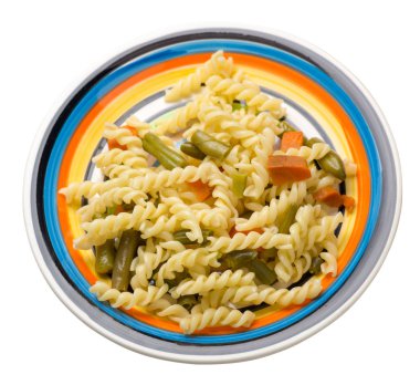 bir plaka üzerinde garlicand havuç ile yeşil fasulye ile makarna izole