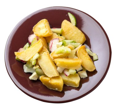 beyaz backg izole bir tabakta sebze ile patates dilimleri