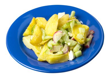 beyaz backg izole bir tabakta sebze ile patates dilimleri