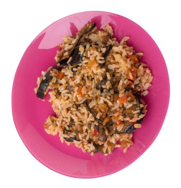 bir tabakta domates ve biber ile kızarmış kabak ile pirinç.