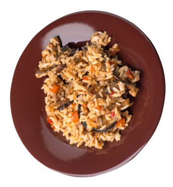 bir tabakta domates ve biber ile kızarmış kabak ile pirinç.