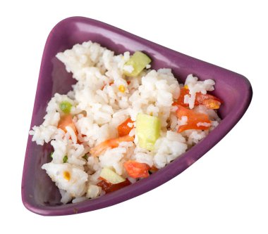 Beyaz arka planda izole bir plaka üzerinde sebze ile pirinç. R