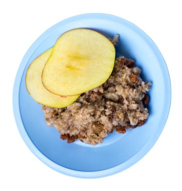 kuru üzüm ve elma ile çavdar gevreği bir tabakta. pullar izole