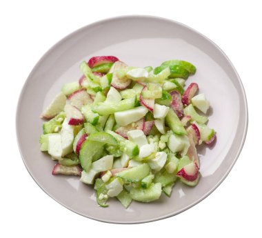 beyaz backg izole bir tabaküzerinde salatalık ve yumurta ile salata