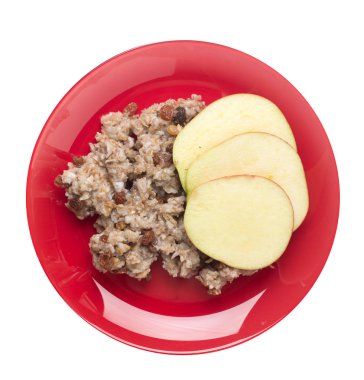 kuru üzüm ve elma ile çavdar gevreği bir tabakta. pullar izole