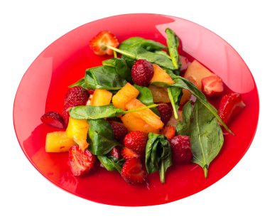  bir tabakta çilek, ananas ve ıspanak ile salata. frui