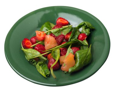  bir tabakta çilek, ananas ve ıspanak ile salata. frui