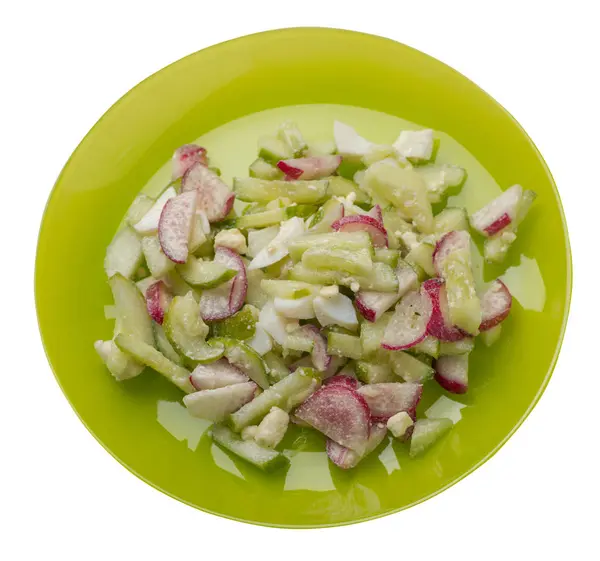 Sallad med gurkor och ägg på en tallrik isolerad på vit att — Stockfoto