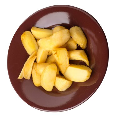 bir plaka üzerinde kızarmış patates takozlar. kızarmış patates sebzeler beyaz arka planda izole. Gıda üst görünümü